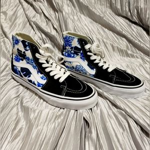 NEW VANS Black, White & Blue Floral Print High Top Sneakers Size 7.5